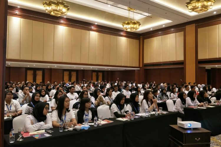 Para volunteer Asian Games menerima pengarahan dari Wakil Gubernur DKI Jakarta Sandiaga Uno di Hotel Borobudur, Senin (23/7/2018). 
