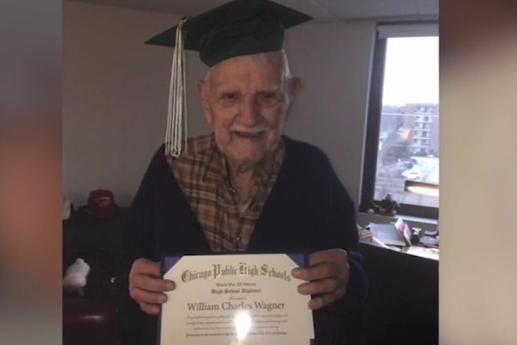 William C Wagner menerima ijazah SMA-nya setelah 76 tahun karena harus berangkat berperang saat Perang Dunia II pada 1943.