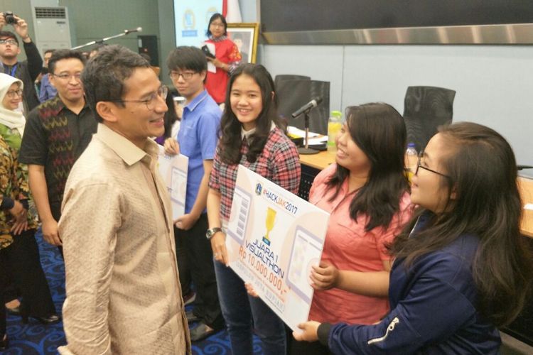 Wakil Gubernur DKI Jakarta Sandiaga Uno menyerahkan hadiah kepada pemenang Hackjak 2017 di Balai Kota DKI Jakarta, Sabtu (9/12/2017). 