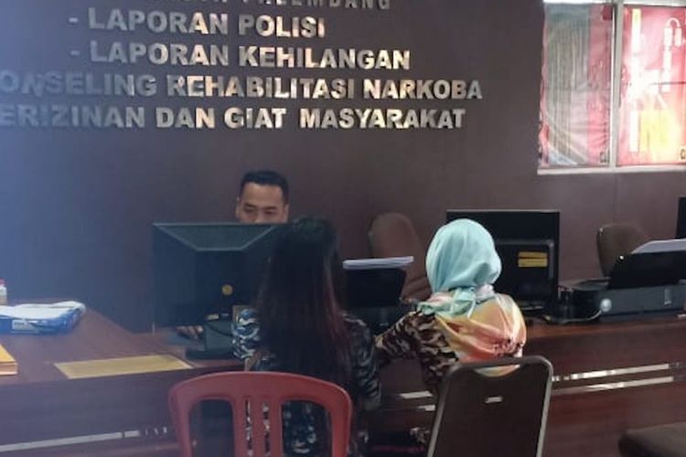 ML (14) korban pemerkosaan oleh temannya sendiri ketika membuat laporan bersama SN (34) ibu kandungnya di Polresta Palembang, Senin (10/12/2018).