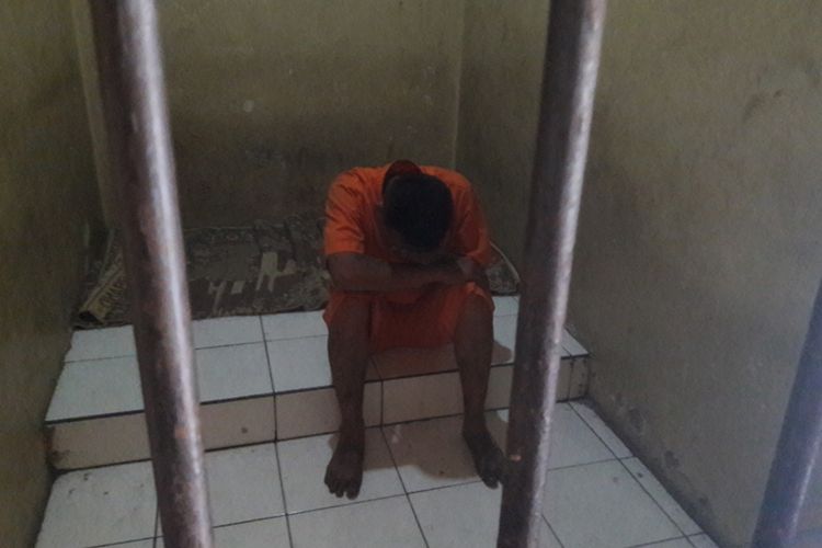 CH, tertunduk lesu di ruang tahanan Mapolsek Karangpawitan setelah sebelumnya sempat mengancam anggota Koramil dengan golok saat mabuk, Senin (2/9/2019).