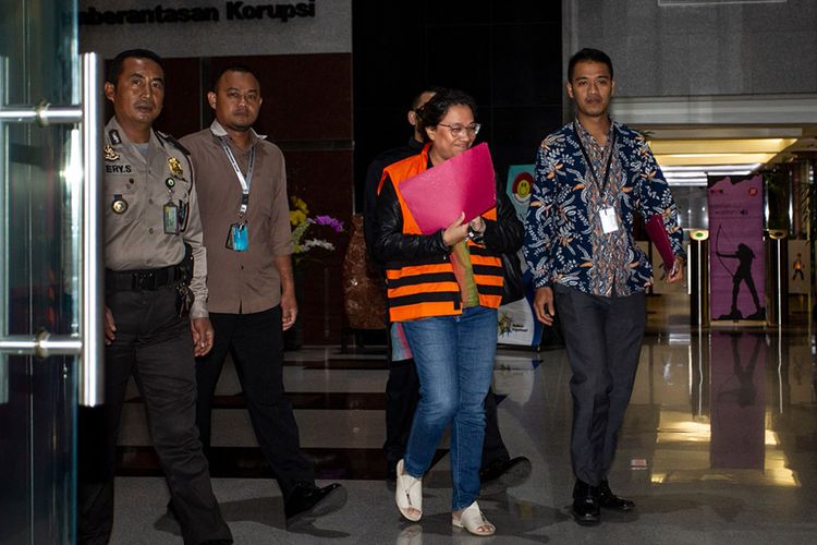 Tersangka mantan anggota Bawaslu Agustiani Tio Fridelina mengenakan rompi tahanan usai menjalani pemeriksaan di gedung KPK, Jakarta, Jumat (10/1/2020) dini hari. KPK menetapkan empat orang tersangka dalam Operasi Tangkap Tangan (OTT) pada Rabu (8/1/2020) yakni WSE Komisioner KPU, ATF mantan anggota Bawaslu serta HAR dan SAE dalam kasus dugaan penerimaan hadiah atau janji penetapan anggota DPR Terpilih 2019-2024 dengan barang bukti uang sekitar Rp 400 juta dalam bentuk mata uang dolar Singapura dan buku rekening.