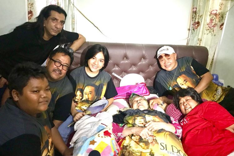 Aminah Cendrakasih berbaring di rumahnya di Ciledug, Tangerang, pada Rabu (15/8/2018), ditemani para pemain lain film Si Doel The Movie.