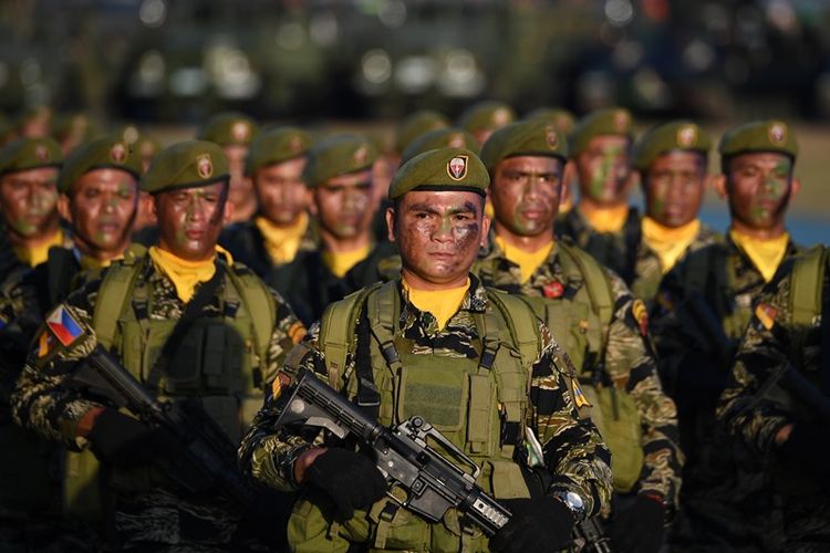 Tentara Filipina saat parade peringatan 121 tahun berdirinya militer Filipina di Manila, 20 Maret 2018.