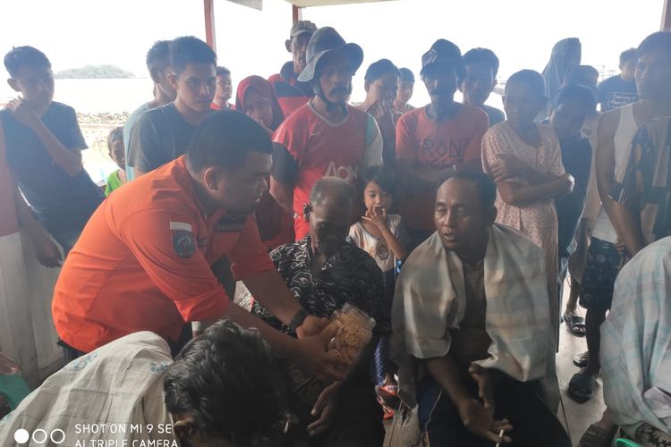 Tim Pos Basarnas Kabupaten Bone berhasil mengevakuasi 6 korban kapal tenggelam di Perairan Sinjai, Sulawesi Selatan setelah mendapatkan informasi dari anggota Polairud Kabupaten Jeneponto, Sabtu (8/6/2019) sekitar pukul 12.10 Wita.