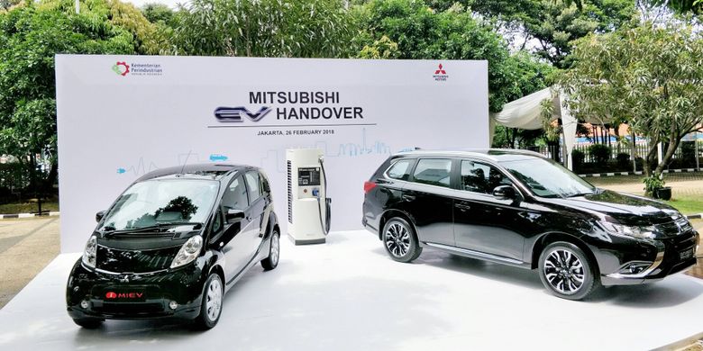 Mitsubishi Motors Corportion (MMC) menghibahkan 10 unit kendaraan emisi karbon rendah atau Low Carbon Emission Vechile (LCEV) kepada pemerintah Republik Indonesia di Kementerian Perindustrian, Jakarta, Senin, (26/2/2018).