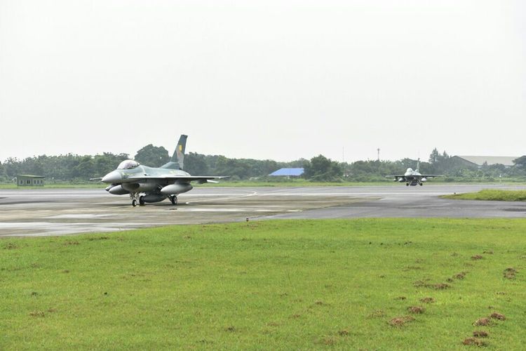 Nampak sisa dua pesawat F16 hibah Pemerintah Amerika Serikat tiba di Lanud Iswahjudi, Kabupaten Magetan, Jawa Timur, Kamis ( 18/1/2018) siang.