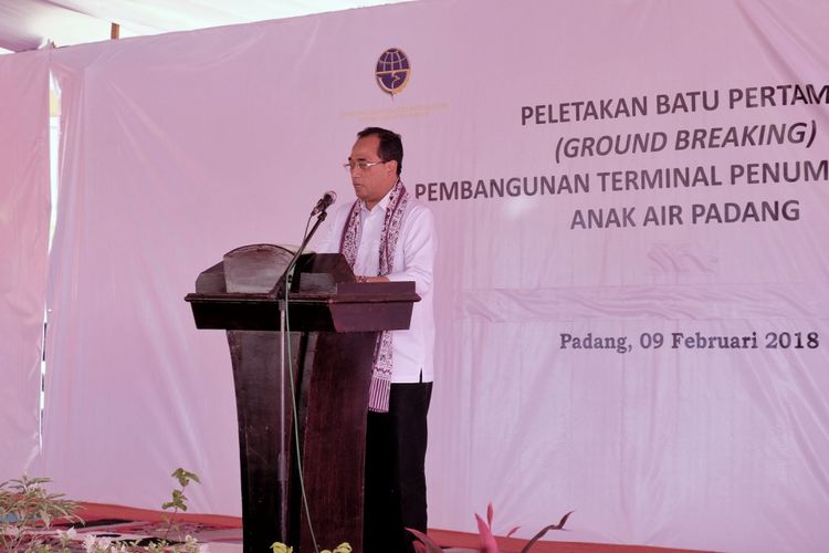 Menteri Perhubungan Budi Karya Sumadi dalam Peletakan Batu Pertama Terminal Penumpang Anak Air di Padang, Jumat (9/2/2018)