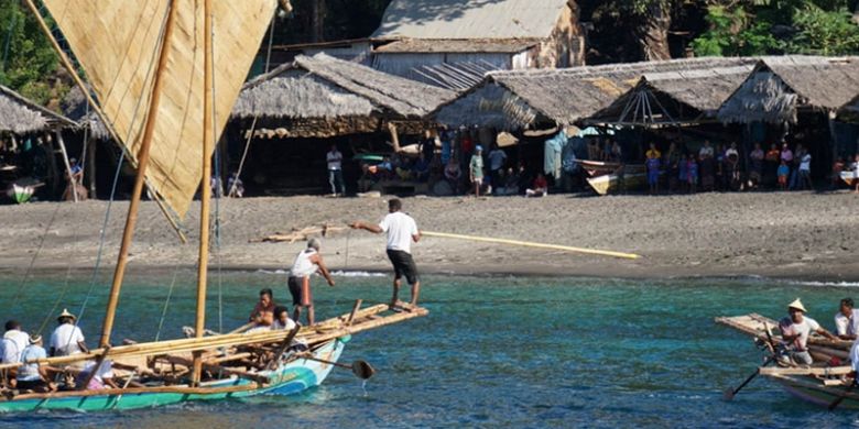 Desa Lamalera, masuk dalam agenda petualangan karena di sinilah atraksi berburu paus secara tradisional masih tetap dipertahankan.