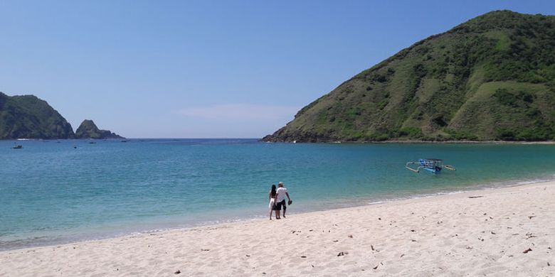 Wisatawan di Pantai Mawun, Kabupaten Lombok Tengah, NTB, Rabu (20/2/2019).