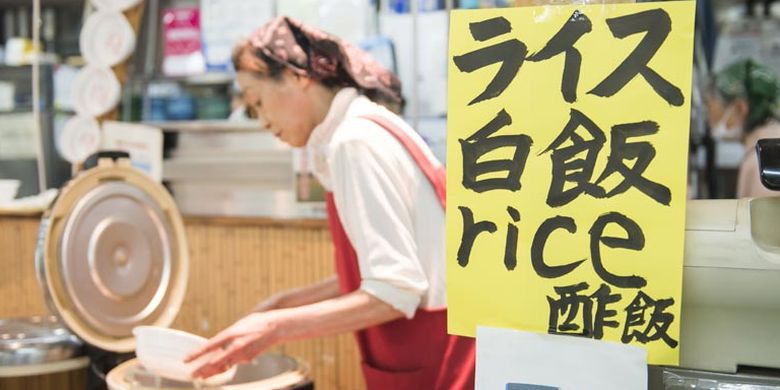 Membeli nasi di toko yang khusus menjual nasi untuk menu katte-don. Kaisen-don adalah nasi dengan tambahan sashimi segar sebagai topping. Kaisen-don dijual di Pasar Washo yang terletak di Kota Kushiro, Hokkaido bagian timur, Jepang.