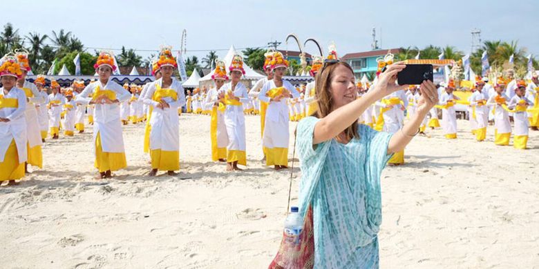 Wisman di Festival Nusa Penida 2017 yang digelar di Pantai Mahagiri, Kabupaten Klungkung, Bali, Rabu (6/12/2017). Festival Nusa Penida 2017 menampilkan 1.500 penari.