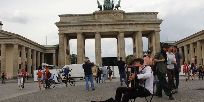 Aksi seniman jalanan di Brandenburg Gate, Berlin, Jerman, Kamis (21/6/2018).
