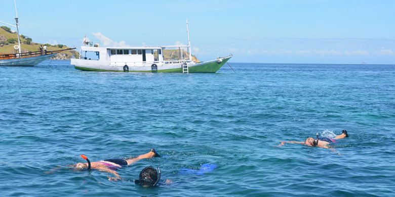 Turis asing snorkeling di Pink Beach, Labuan Bajo, dalam kawasan Taman Nasional Komodo, Kabupaten Manggarai Barat, Nusa Tenggara Timur. Keunikan dan keindahan bawah laut di sekitar pantai menjadi daya tarik wisatawan untuk berwisata ke pantai itu, Rabu (10/5/2017).
