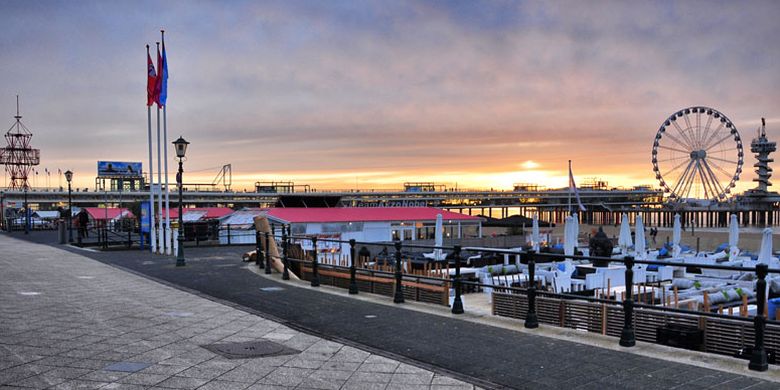 Sunset dari esplanade Pantai Scheveningan, Den Haag, Belanda.