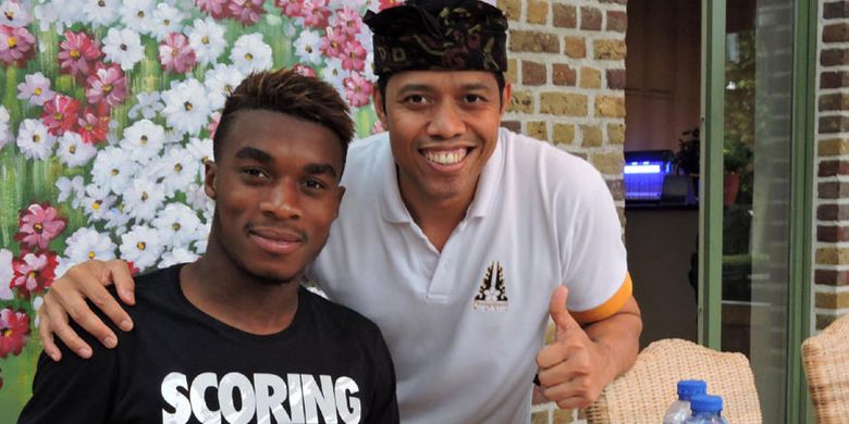 Ida Komang Oka Mayure yang akrab dipanggil Gusmang bersama Jonathan Benteke pemain sepakbola Belgia di Frangipani Bali yang beralamat di Spitaalstraat 29, 8790 Waregem, Belgia.