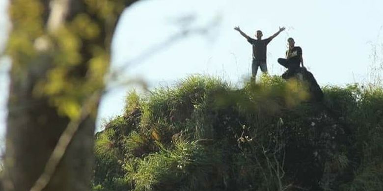 Dua warga Ranggu, Kecamatan Kuwus, Manggarai Barat, Flores, Nusa Tenggara Timur, Jumat (24/8/2018), berdiri di puncak Watu Pengang.