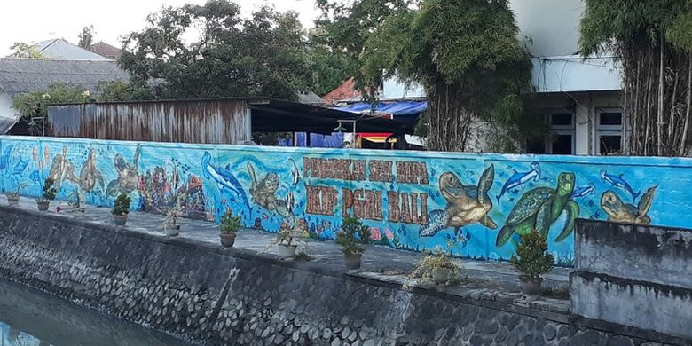 Karya seni mural di tembok dinding sepanjang Sungai Rangda di Banjar Suwung Batan Kendal, Sesetan, Denpasar, Bali.