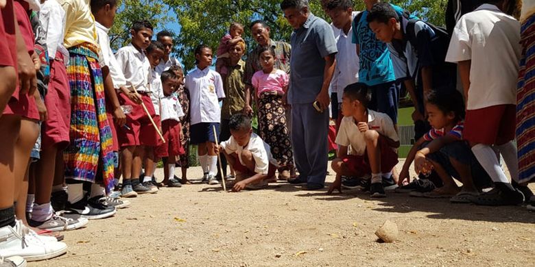 Tari-tarian dan permainan tradisional yang ditampilkan saat festival seni dan budaya di halaman SDI Habibola, Kecamatan Doreng, Kabupaten Sikka, Nusa Tenggara Timur, Selasa (13/8/2019).