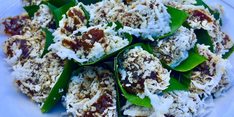 Ongol-ongol bigfish, kuliner di Manado, Sulawesi Utara. Kudapan terenak sedunia ini terbuat dari gula merah dibalur kelapa muda dengan tekstur kenyal.