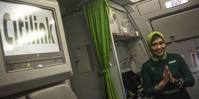 Pramugari maskapai Citilink Indonesia berseragam hijab menyapa dalam penerbangan perdana seragam baru Citilink Indonesia rute Jakarta-Surabaya, Senin (14/5/2018). Citilink Indonesia memperkenalkan seragam baru awak kabin salah satunya seragam pramugari berhijab guna menyabut bulan Ramadan dan seragam baru tersebut resmi dikenakan mulai Senin (14/5/2018) pada seluruh penerbangan Citilink.  