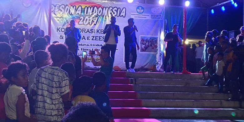 Kolaborasi bintang tamu Timor Leste, Gerson Oliveira dan bintang tamu Indonesia, Style Voice pada acara Pesona Indonesia 2019 di Oecusse, Timor Leste, Sabtu (30/3/2019).