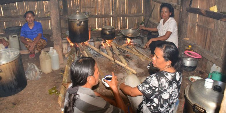 Sejumlah mama-mama di Kampung Runus, Desa Langgasai, Kecamatan Elar Selatan, Kabupaten Manggarai Timur, Flores, NTT, Minggu (15/4/2018) sedang masak untuk dihidangkan kepada tamu.