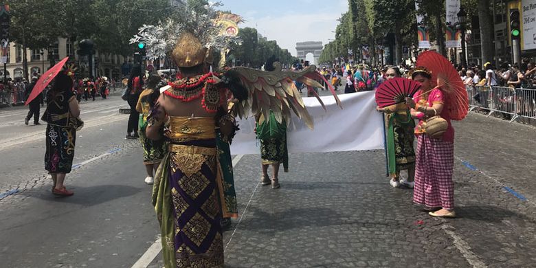 Indonesian Diaspora Network France tampil di Champs Elysées, Paris, pada acara Carnaval Tropical Paris 2018, Minggu (1/7/2018). Indonesia menjadi satu-satunya negara Asia yang ikut dalam karnaval tersebut.