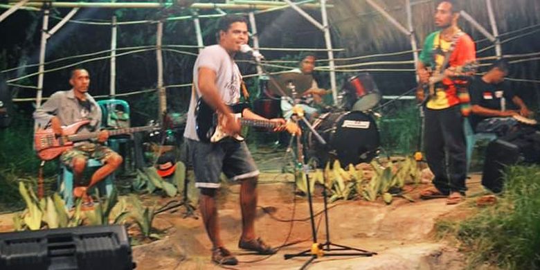 Live music di Roots Cafe, Desa Lasir, Kecamatan Kangae, Kabupaten Sikka, Flores, Nusa Tenggara Timur, Kamis (23/5/2019).