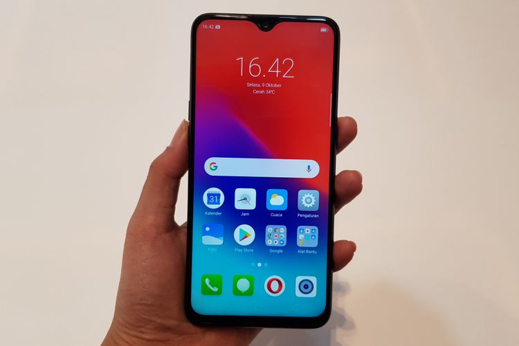 Realme 2 Pro dalam genggaman, ukuran layar lebih besar.