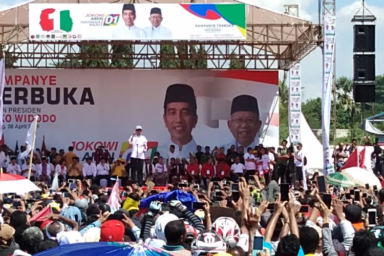 Capres nomor urut 01 Jokowi saat kampanye di Kota Kupang, Senin (8/4/2019)