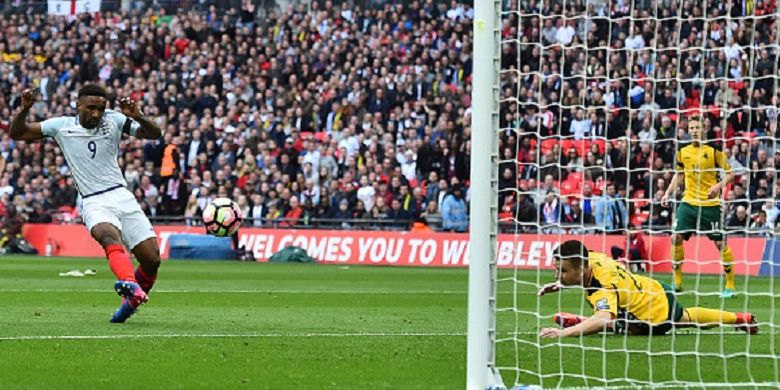 Jermain Defoe mencetak gol pembuka Inggris ke gawang Lithuania pada pertandingan Kualifikasi Piala Dunia 2018 di Stadion Wembley, Minggu (26/3/2017). 