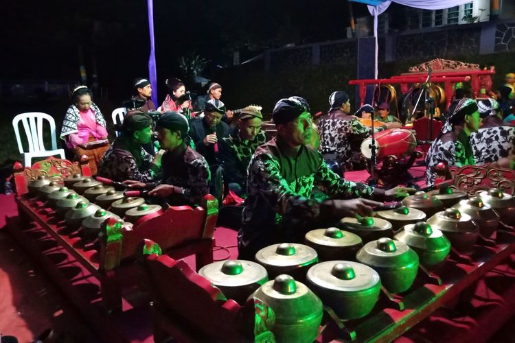 Gamelan, dalam tarian petik teh yang ditampilkan oleh masyarakat Pagilaran, Jawa Tengah pada wisatawan, Rabu (2/5/2018)