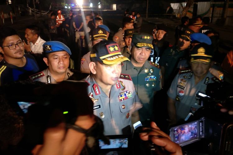 Kapolda Jatim Irjen Luki Hermawan meninjau lokasi jalan ambles, Selasa (18/12/2018) malam