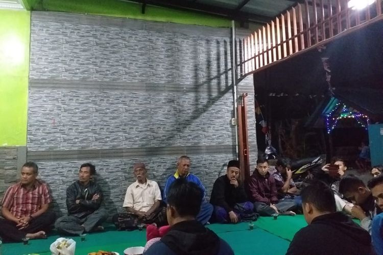 Acara makan malam bersama warga di kawasan Baleendah Kabupaten Bandung dalam rangka silaturahmi HUT ke-74 RI, Sabtu (17/8/2019).