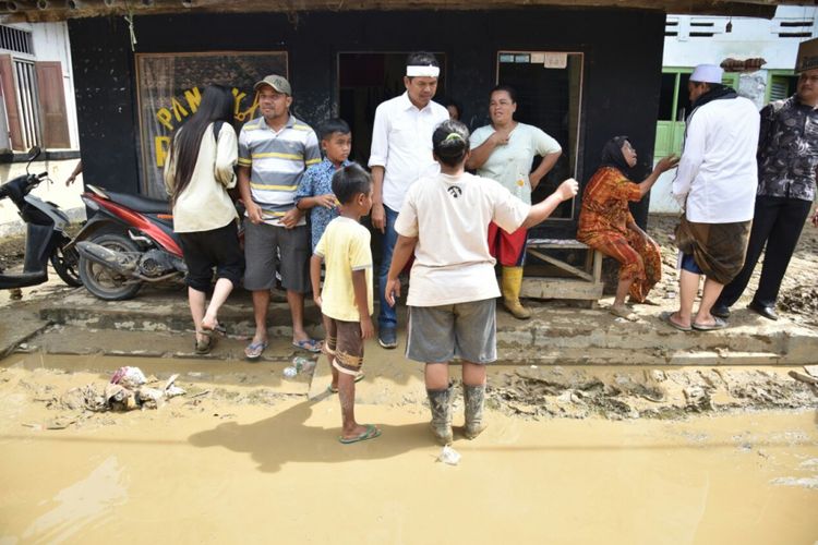 Dedi Mulyadi mendatangi lokasi banjir di Desa Ciledug Lor, Kecamatan Ciledug, Kabupaten Cirebon, Selasa (28/2/2018).