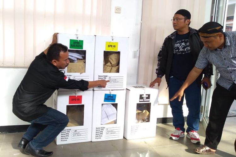 Ilustrasi: Anggota Bawaslu Banyumas mengecek kotak suara dari TPS 18, Kelurahan Rejasari, Kecamatan Purwokerto Barat, Kabupaten Banyumas, Jawa Tengah, Kamis (18/4/2019).