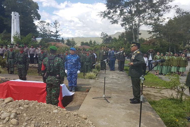 Pangdam XVII Cendrawasih, Mayjen TNI Yosua Pandit Sembiring, mengantar Almarhum Pratu Anumerta Usman Helembo ke tempat peristirahatannya yang terakhir di TMP Wamena, Kabupaten Jayawijaya, Papua, Senin (22/7/2019).