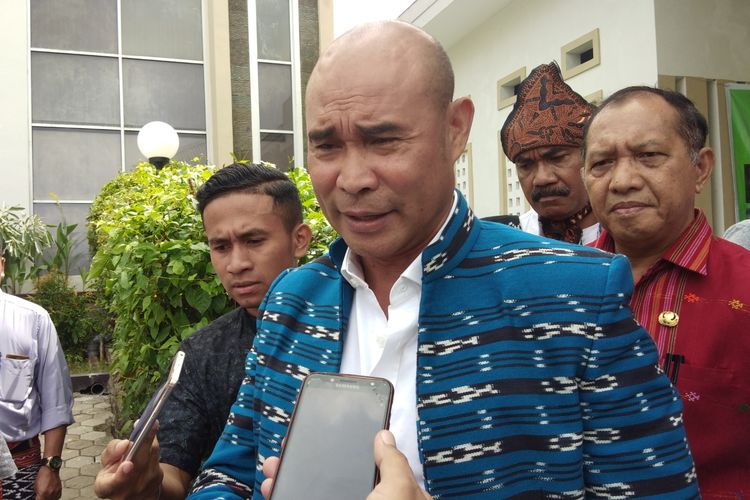 Gubernur NTT Viktor Bungtilu Laiskodat, saat diwawancarai sejumlah wartawan di Hotel Sasando Kupang, Jumat (5/4/2019)