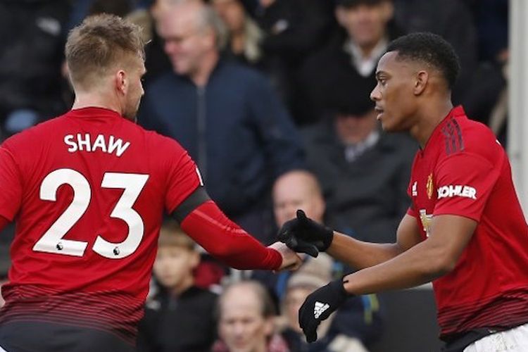 Anthony Martial mendapatkan selamat dari Luke Shaw seusai mencetak gol pada pertandingan Fulham vs Manchester United di Stadion Craven Cottage dalam lanjutan Liga Inggris, 9 Februari 2019. 