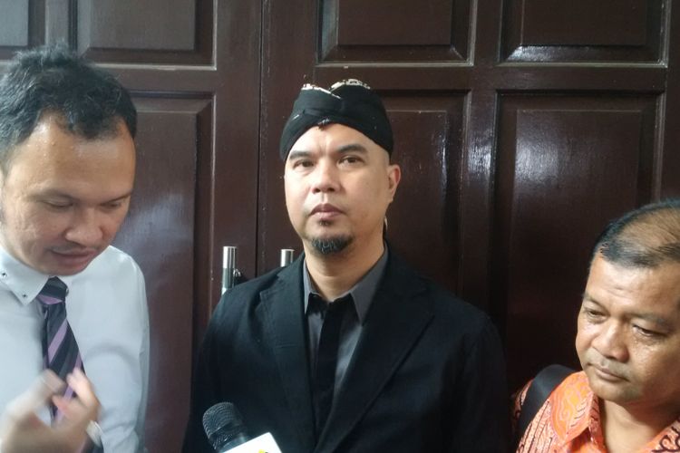 Ahmad Dhani menjalani sidang kasus ujaran kebencian yang menjeratnya di Pengadilan Negeri Jakarta Selatan, Senin (15/10//2018).
