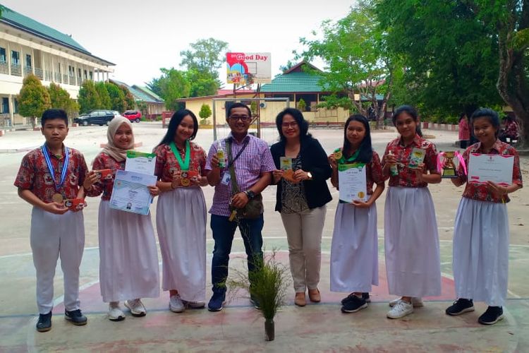 Yazid, Anggi, Aysa dan guru pembimbing saat berada di sekolah. Ketiga siswa akan mendapat penghargaan dari Kemendikbud atas penemuan obat penyembuh kanker, Kamis (15/8/2019).