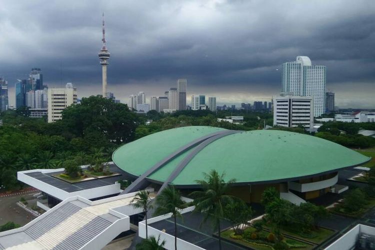 Pemandangan Kompleks DPR/MPR/DPD, di Senayan, Jakarta. Kawasan ini disebut sebagai model yang dibangun Soekarno dalam mengadopsi ruh keindonesian, khususnya dari betawi, terkait prinsip halaman dengan tanaman dan ruang air yang lebih luas dibandingkan bangunan.