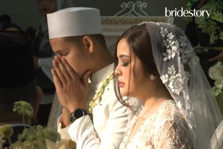 Tasya Kamila dan Randi Bachtiar menjalani prosesi akad nikah di Mutiara Ballroom The Ritz-Carlton, Mega Kuningan, Jakarta Selatan, Minggu (5/8/2018).