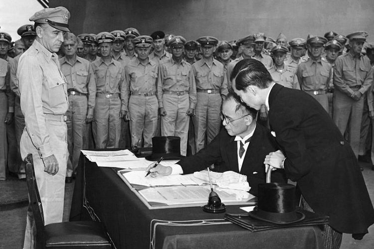 Peristiwa Jepang menyerah tanpa syarat pada Sekutu ditandai upacara penandatanganan di atas kapal perang USS Missouri di Teluk Tokyo, 2 September 1945. Menteri Luar Negeri Jepang Mamoru Shigemitsu menandatangani mewakili pemerintah Jepang. 