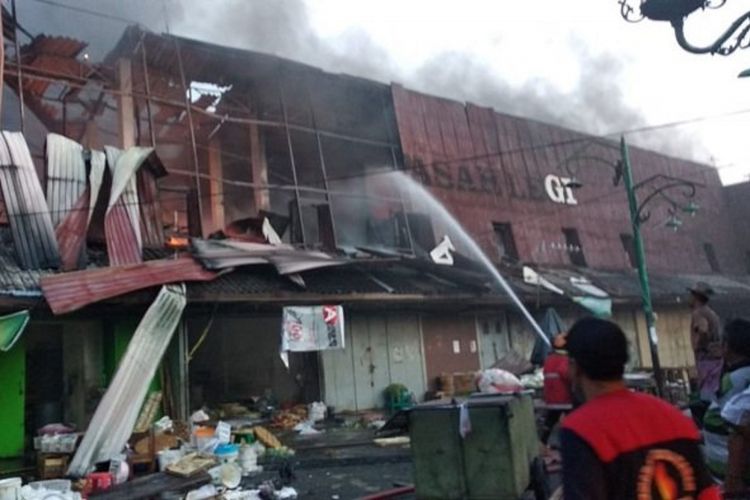 Ratusan kios di Pasar Legi Solo terbakar, Senin (29/10/2018) sore. Kebakaran diduga karena korsleting listrik.