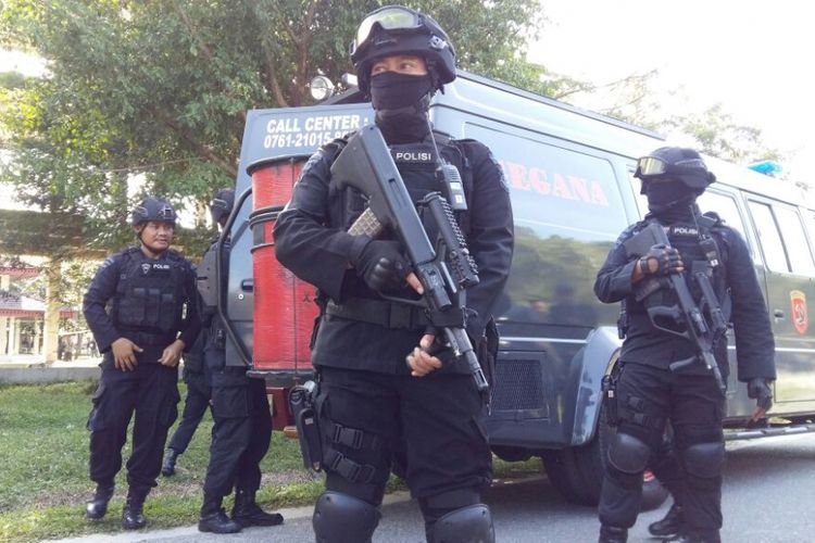 Petugas bersiaga pada saat penggeledahan gelanggang mahasiswa di kampus Universitas Riau terkait dugaan penangkapan teroris, Sabtu (2/6/2018).