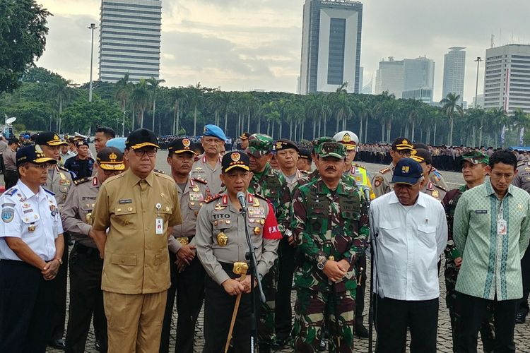 Kapolri Jenderal Tito Karnavian dan Panglima TNI Marsekal Hadi Tjahjanto usai memimpin operasi gelar pasukan Lilin 2017 di Monas, Jakarta, Kamis (21/12/2017).