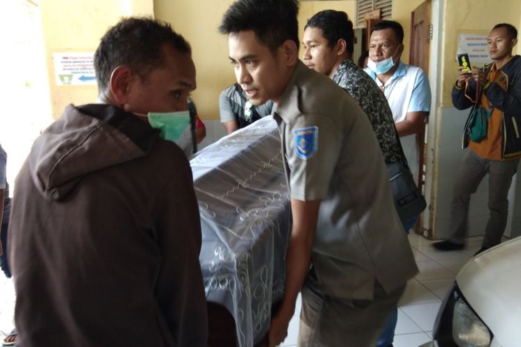 Sejumlah kerabat, petugas dari BP3TKI, pengurus Rumah Pengharapan Gereja Masehi Injili di Timor (GMIT) dan Anggota DPRD Kabupaten TTS, menggotong jenazah Nikolaus Banunaek dari kamar jenazah RSU WZ Johannes, menuju mobil jenazah, Senin (19/3/2018).