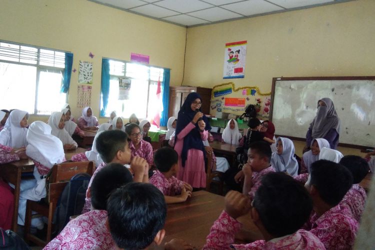 Ratusan Siswa SD Selang V, Wonosari, Gunungkidul, saat mendapatkan pelajaran dari guru asal Malaysia, Rabu (6/2/2019)